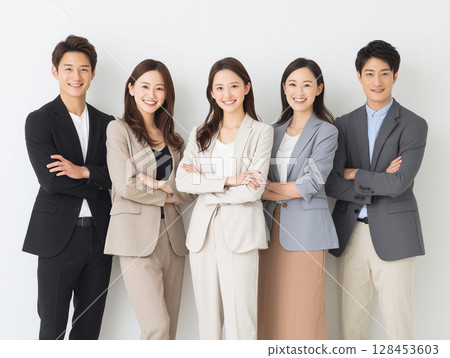 Group portrait of smiling young business people 128453603