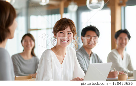 A workplace meeting with good communication 128453626