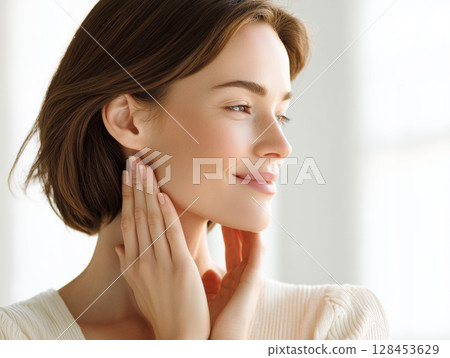 Smiling woman showing healthy skin 128453629