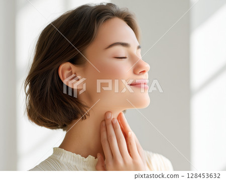 A woman with beautiful bare skin calmly closing her eyes 128453632