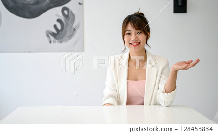 一位身穿白色夾克的職業女性正在解釋 128453834