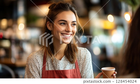 咖啡館女店員與店內顧客微笑的瞬間 128454024