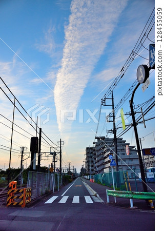 昭島市:清晨的空氣清新,雲彩蔚為壯觀 昭島市:清晨的空氣清新,雲彩蔚為壯觀 128455059