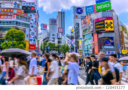 Tokyo cityscape in July... Inbound tourism continues. Shibuya Scramble Crossing crowded with foreign tourists... = 13th Tokyo cityscape in July... Inbound tourism continues. Shibuya Scramble Crossing crowded with foreign tourists... = 13th 128455177