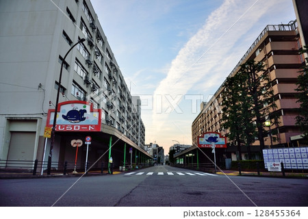 Akishima City: Clear early morning air and majestic clouds 128455364