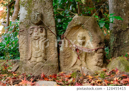 Photographing Kamanokuchiyama Chogakuji Temple in Tenri City, Nara Prefecture, in the height of autumn foliage Photographing Kamanokuchiyama Chogakuji Temple in Tenri City, Nara Prefecture, in the height of autumn foliage 128455415