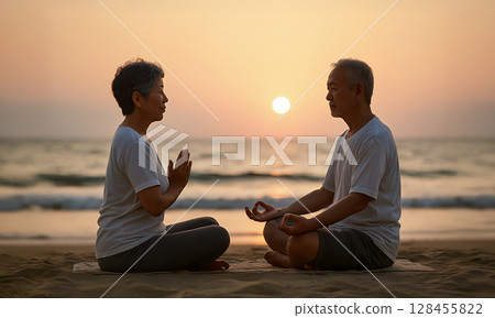 在海灘上冥想的老夫婦 128455822