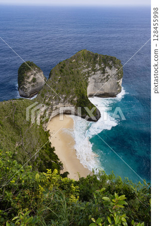 Stunning aerial view of Kelingking Beach on Nusa Penida, Bali, Indonesia 128455998