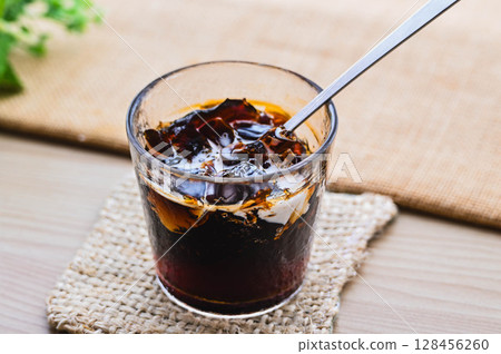 咖啡果凍加牛奶 128456260