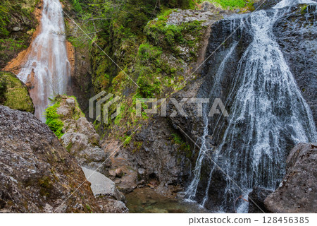[Sanbontaki] The waterfall on the right and the waterfall in front [Norikura Highlands] 128456385
