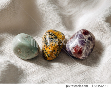 三塊色彩繽紛的天然石頭AI影像 128456452