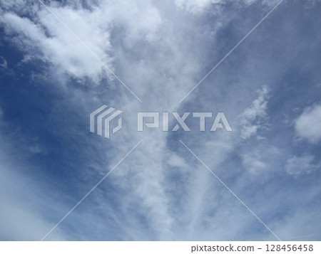 形狀似龍的雲 128456458