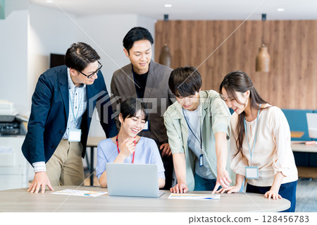 business person having a meeting 128456783