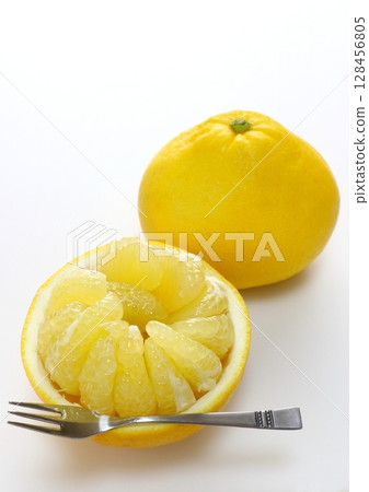 Pomelo (vertical composition) 128456805