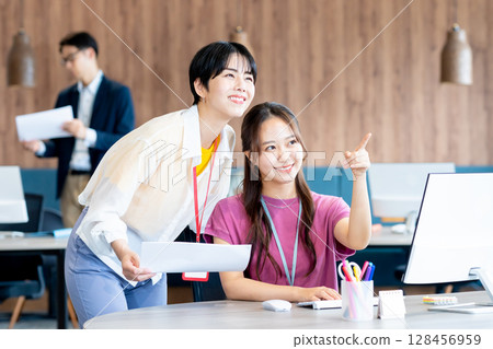 在辦公室工作的女商人 128456959