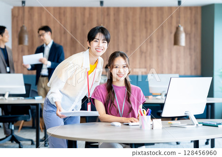 在辦公室工作的女商人 在辦公室工作的女商人 128456960