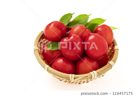 白色背景下的李子 白色背景下的李子 128457175