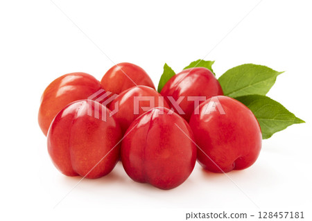 白色背景下的李子 128457181