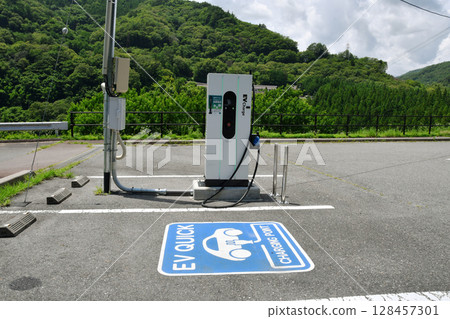 EV charging in the mountains_02 128457301