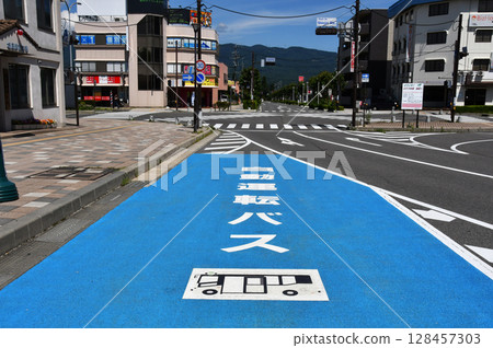 Road markings for autonomous buses_01 Road markings for autonomous buses_01 128457303