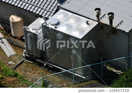 Hot spring water tank_02 128457339