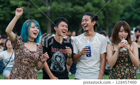 一群男女在夏季節慶上享受夏季戶外現場表演 128457400