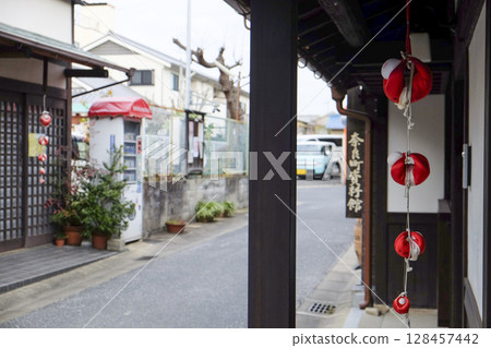 Naramachi: "Kukurizaru" (substitute monkeys) are talismans hung from the eaves of houses (Nara City, Nara Prefecture) 128457442
