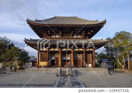 行基菩薩所建的喜光寺本殿（奈良市菅原町） 128457526