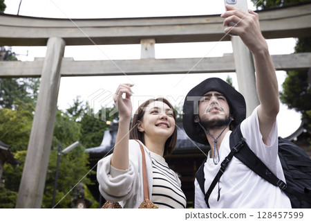 Travelers enjoying sightseeing in Japan 128457599