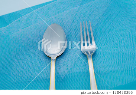 藍色背景上的湯匙和叉子餐具 128458396