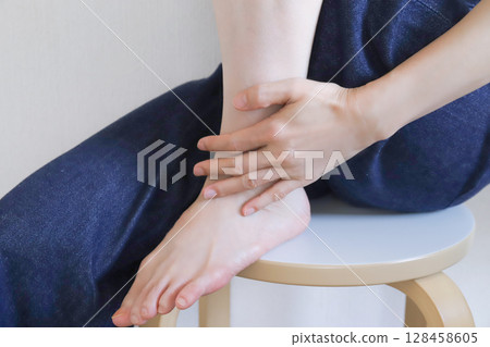 女性腳踝 女性腳踝 128458605