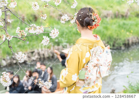 川越的櫻花和身著和服的女子 128458667