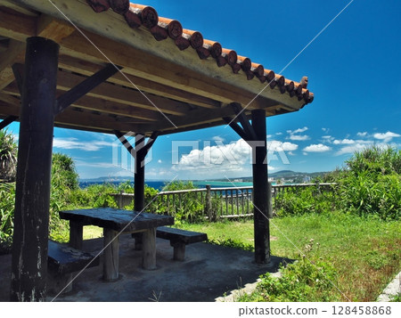 Cape Maeda, Onna Village, Okinawa Prefecture: A rest area with a spectacular view 128458868