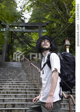 Inbound male enjoying sightseeing in Japan 128459092
