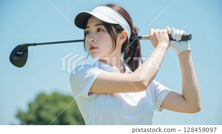 女子打高爾夫球 128459097