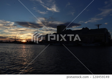 Sunset over the sea Sunset over the sea 128459149