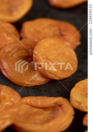 dried apricots used in cooking, orange dried apricots from small apricots are orange in color, dehydrated in the sun and without seeds 128459313