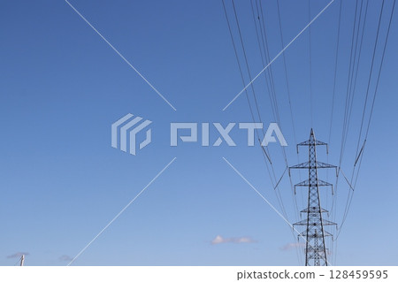 上昇在藍天的塔 128459595