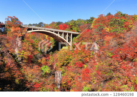 [Miyagi Prefecture] Autumn leaves at Naruko Gorge on a clear day 128460198