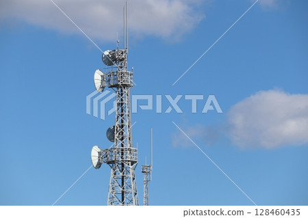 無線電塔聳立在藍藍的天空 128460435