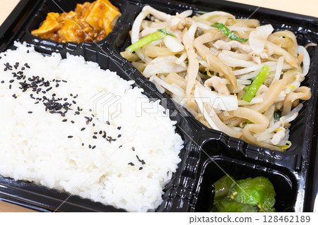 美味的炒豬肉和醃芥菜便當 128462189