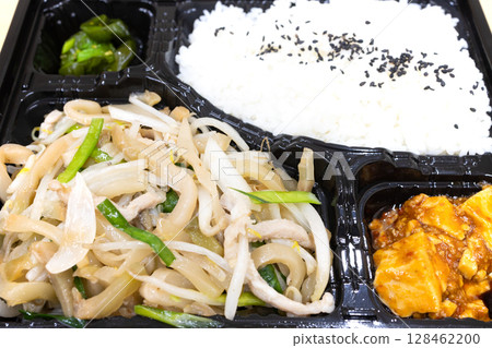 Delicious stir-fried pork and pickled mustard bento 128462200