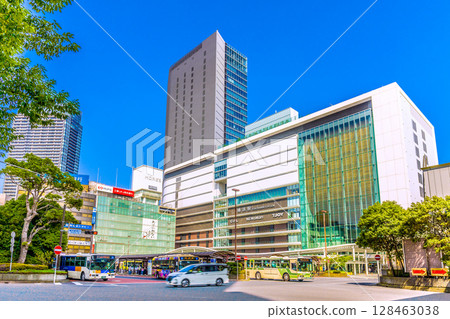 七月的日本橫濱城市景觀。橫濱站和九號塔樓公寓的景色 128463038