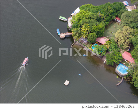 Boat arrive to tropical island 128463262