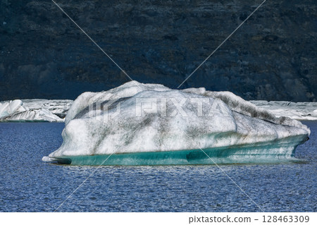 Impressive view of Skaftafellsjokull glacier tongue and volcanic mountains around on South Iceland. 128463309