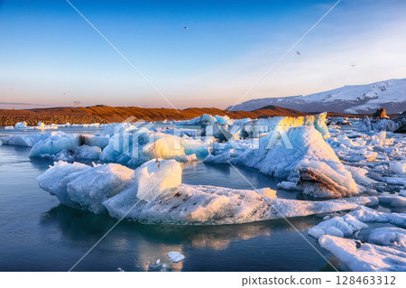 Ramarkable  landscape with floating icebergs in Jokulsarlon glacier lagoon at sunset. 128463312