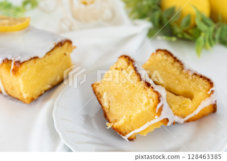 Cross section of a cut lemon cake (fluffy baked confectionery, white background) 128463385