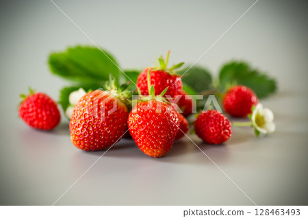 Ripe red strawberries on a gray background 128463493