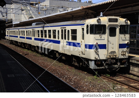 Kiha 147 diesel railcar bound for Tagawa Gotoji Station 128463583