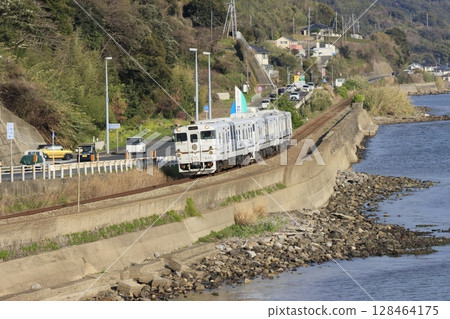 沿著海岸行駛的特快列車“二星4047” 沿著海岸行駛的特快列車“二星4047” 128464175